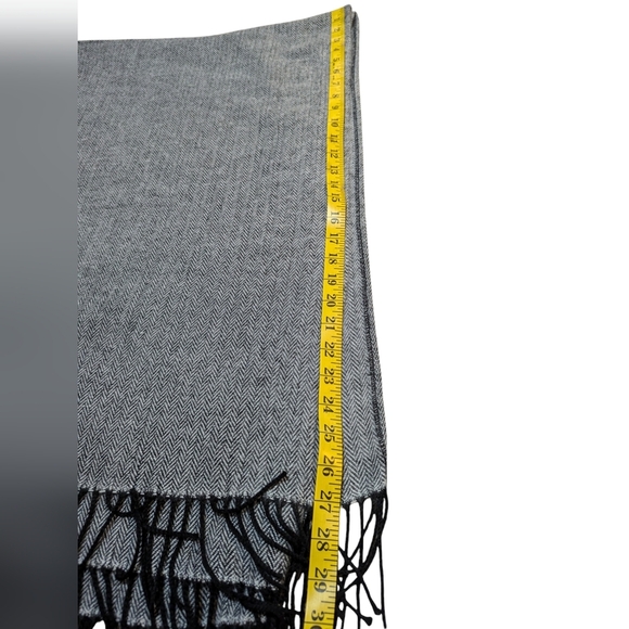 Nordstrom Cozy Herringbone Fringe Shawl One Size - Picture 4 of 6